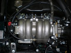 Hier ist die Autogasanlage im Motorraum des Lada Niva 1,6 60 KW zu sehen